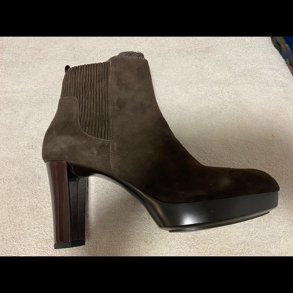Brand new brown suede boots